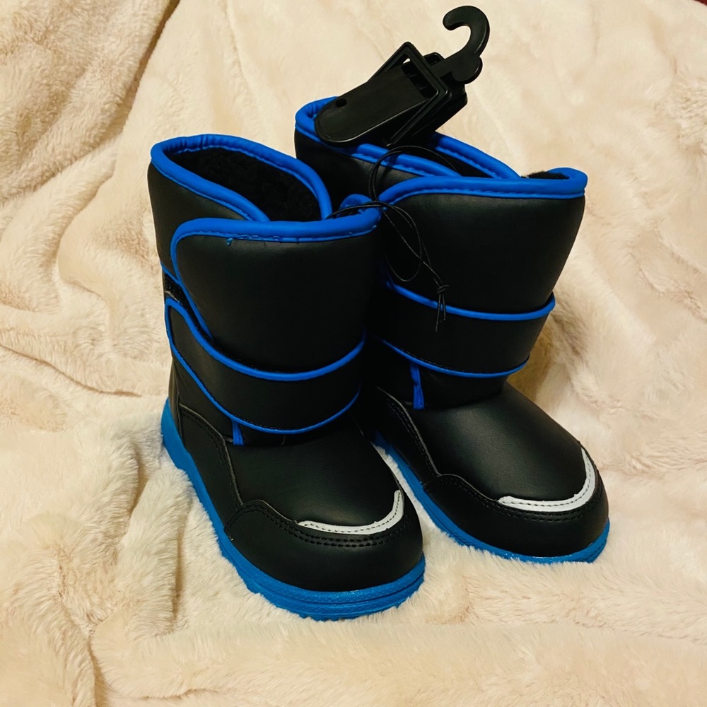 Kids snow boots.